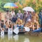 Wakil Wali Kota Sungai Penuh Azhar Hamzah menyerahkan bantuan 12.000 benih ikan nila beserta sarana pendukung budidaya kepada Kelompok Pembudidaya Ikan Kayangan di Taman Aura, Desa Renah Kayu Embun, Kecamatan Kumun Debai, Selasa (22/09).