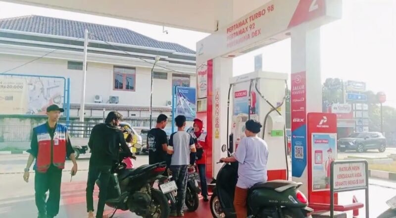 Ilustrasi pengisian BBM Pertalite di SPBU. Isu Pertalite naik menjadi Rp13.500 per liter mulai 26 September 2026 telah diklarifikasi pemerintah sebagai informasi hoaks.