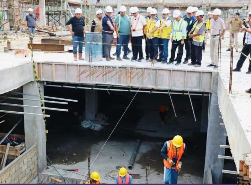Wali Kota Sungai Penuh Alfin meninjau progres pembangunan Pasar Beringin Jaya dan meminta pekerjaan segera dipercepat.