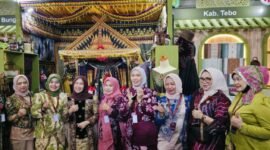 Ketua TP-PKK sekaligus Ketua Dekranasda Kota Sungai Penuh Sri Kartini Alfin saat menghadiri KRIYANUSA 2026 di Jakarta,