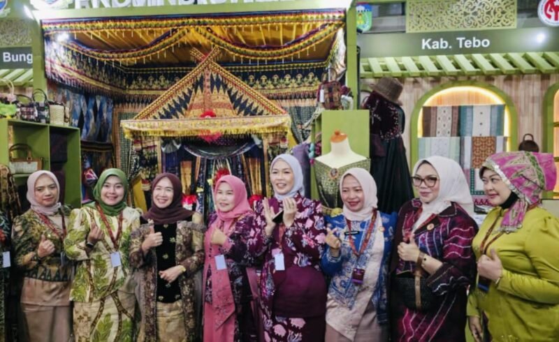 Ketua TP-PKK sekaligus Ketua Dekranasda Kota Sungai Penuh Sri Kartini Alfin saat menghadiri KRIYANUSA 2026 di Jakarta,