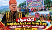 Kepala Desa Air Hangat Husrizal bersama Bupati Kerinci Monadi dan sejumlah pejabat serta tokoh masyarakat dalam pelaksanaan Kenduri Sko Tiga Luhah Permenti di Kecamatan Air Hangat Timur