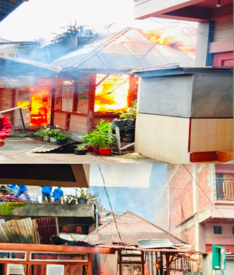 Petugas Damkar melakukan pemadaman kebakaran di kawasan belakang Terminal Bus Kota Sungai Penuh.