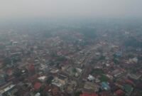 Kabut asap menyelimuti sejumlah wilayah di Provinsi Jambi di tengah penanganan karhutla.