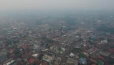 Kabut asap menyelimuti sejumlah wilayah di Provinsi Jambi di tengah penanganan karhutla.