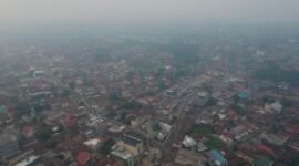 Kabut asap menyelimuti sejumlah wilayah di Provinsi Jambi di tengah penanganan karhutla.