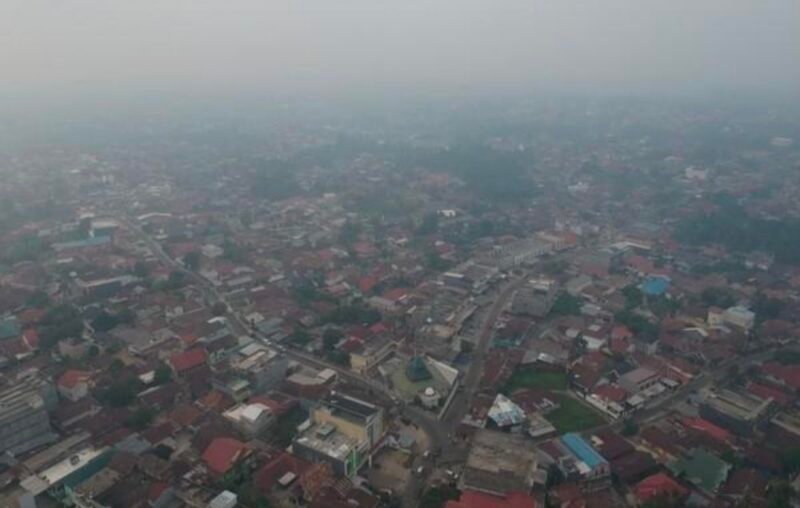 Kabut asap menyelimuti sejumlah wilayah di Provinsi Jambi di tengah penanganan karhutla.