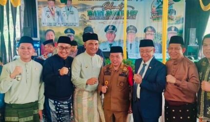 Wali Kota Sungai Penuh Alfin menghadiri Rapat Paripurna HUT ke-27 Kabupaten Sarolangun bersama Ketua TP-PKK Kota Sungai Penuh, Sri Kartini Alfin, Senin 12 Oktober 2026.