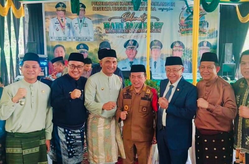 Wali Kota Sungai Penuh Alfin, S.H., bersama Ketua TP-PKK Kota Sungai Penuh Ny. Sri Kartini Alfin, S.Kep., Ns., menghadiri Rapat Paripurna DPRD dalam rangka memperingati HUT ke-27 Kabupaten Sarolangun di Kantor DPRD Kabupaten Sarolangun, 