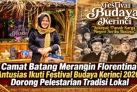 Camat Batang Merangin, Florentina, saat mengunjungi stan budaya Kecamatan Batang Merangin dalam Festival Budaya Kerinci 2026 yang mengusung tema “Sekepal Tanah Surga Negeri Seribu Budaya”, di Dermaga Danau Kerinci.