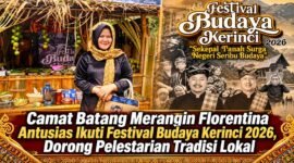 Camat Batang Merangin, Florentina, saat mengunjungi stan budaya Kecamatan Batang Merangin dalam Festival Budaya Kerinci 2026 yang mengusung tema “Sekepal Tanah Surga Negeri Seribu Budaya”, di Dermaga Danau Kerinci.