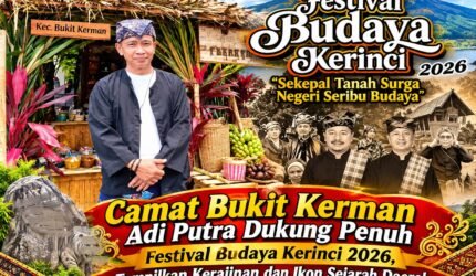 Camat Bukit Kerman Adi Putra bersama stan kerajinan tangan dan produk unggulan Kecamatan Bukit Kerman pada Festival Budaya Kerinci 2026.