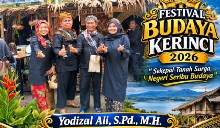 Kepala Dinas Perindustrian dan Perdagangan Kabupaten Kerinci Yodizal Ali dalam kegiatan Festival Budaya Kerinci 2026 untuk mempromosikan produk lokal masyarakat