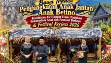 Camat Air Hangat Timur Widiya Mayasari, S.STP., didampingi Sekcam Ikhwal Roni bersama rombongan Kecamatan Air Hangat Timur menampilkan tema pengangkatan anak jantan anak betino dalam Festival Budaya Kerinci 2026. Selain melestarikan adat, Kecamatan Air Hangat Timur turut memperkenalkan anyaman bambu, kuliner tradisional, kopi khas, dan suvenir hasil olahan sampah dari sejumlah desa.