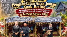Camat Air Hangat Timur Widiya Mayasari, S.STP., didampingi Sekcam Ikhwal Roni bersama rombongan Kecamatan Air Hangat Timur menampilkan tema pengangkatan anak jantan anak betino dalam Festival Budaya Kerinci 2026. Selain melestarikan adat, Kecamatan Air Hangat Timur turut memperkenalkan anyaman bambu, kuliner tradisional, kopi khas, dan suvenir hasil olahan sampah dari sejumlah desa.