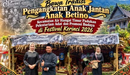 Camat Air Hangat Timur Widiya Mayasari, S.STP., bersama Sekcam Ikhwal Roni dan rombongan mengangkat tema pengangkatan anak jantan anak betino dalam pawai Festival Budaya Kerinci 2026.