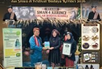 Stand SMAN 4 Kerinci menampilkan batik buah tutung dan berbagai karya kreatif siswa sebagai upaya melestarikan kearifan lokal serta memperkenalkan budaya Kerinci di Festival Budaya Kerinci 2026.