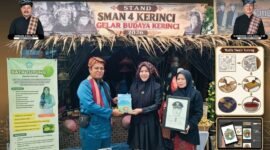 Stand SMAN 4 Kerinci menampilkan batik buah tutung dan berbagai karya kreatif siswa sebagai upaya melestarikan kearifan lokal serta memperkenalkan budaya Kerinci di Festival Budaya Kerinci 2026.