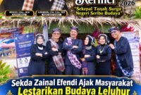 Sekda Kabupaten Kerinci Zainal Efendi saat membaur bersama masyarakat dan mengajak warga melestarikan budaya leluhur serta menjaga lingkungan dalam Festival Budaya Kerinci 2026 di Dermaga Danau Kerinci.