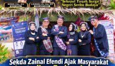 Sekda Kabupaten Kerinci Zainal Efendi saat membaur bersama masyarakat dan mengajak warga melestarikan budaya leluhur serta menjaga lingkungan dalam Festival Budaya Kerinci 2026 di Dermaga Danau Kerinci.