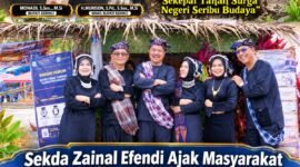 Sekda Kabupaten Kerinci Zainal Efendi saat membaur bersama masyarakat dan mengajak warga melestarikan budaya leluhur serta menjaga lingkungan dalam Festival Budaya Kerinci 2026 di Dermaga Danau Kerinci.