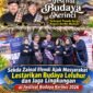 Sekda Kabupaten Kerinci Zainal Efendi saat membaur bersama masyarakat dan mengajak warga melestarikan budaya leluhur serta menjaga lingkungan dalam Festival Budaya Kerinci 2026 di Dermaga Danau Kerinci.