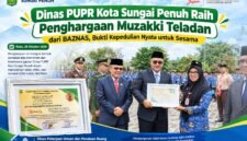 Wali Kota Sungai Penuh Alfin, S.H., menyerahkan penghargaan Muzakki Teladan kepada Sekretaris Dinas PUPR Ir. Liza Permata Sari, ST, pada peringatan Hari Sumpah Pemuda