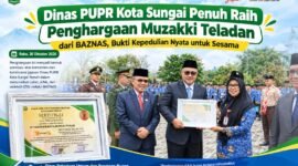 Wali Kota Sungai Penuh Alfin, S.H., menyerahkan penghargaan Muzakki Teladan kepada Sekretaris Dinas PUPR Ir. Liza Permata Sari, ST, pada peringatan Hari Sumpah Pemuda