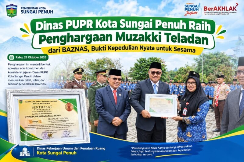 Wali Kota Sungai Penuh Alfin, S.H., menyerahkan penghargaan Muzakki Teladan kepada Sekretaris Dinas PUPR Ir. Liza Permata Sari, ST, pada peringatan Hari Sumpah Pemuda