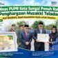 Wali Kota Sungai Penuh Alfin, S.H., menyerahkan penghargaan Muzakki Teladan kepada Sekretaris Dinas PUPR Ir. Liza Permata Sari, ST, pada peringatan Hari Sumpah Pemuda